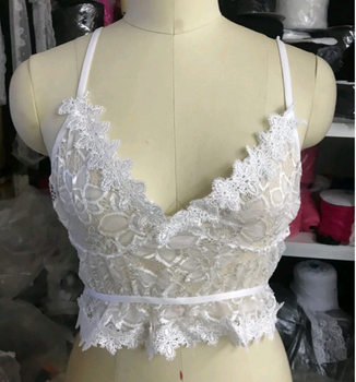 Sous vêtement en dentelle blanc