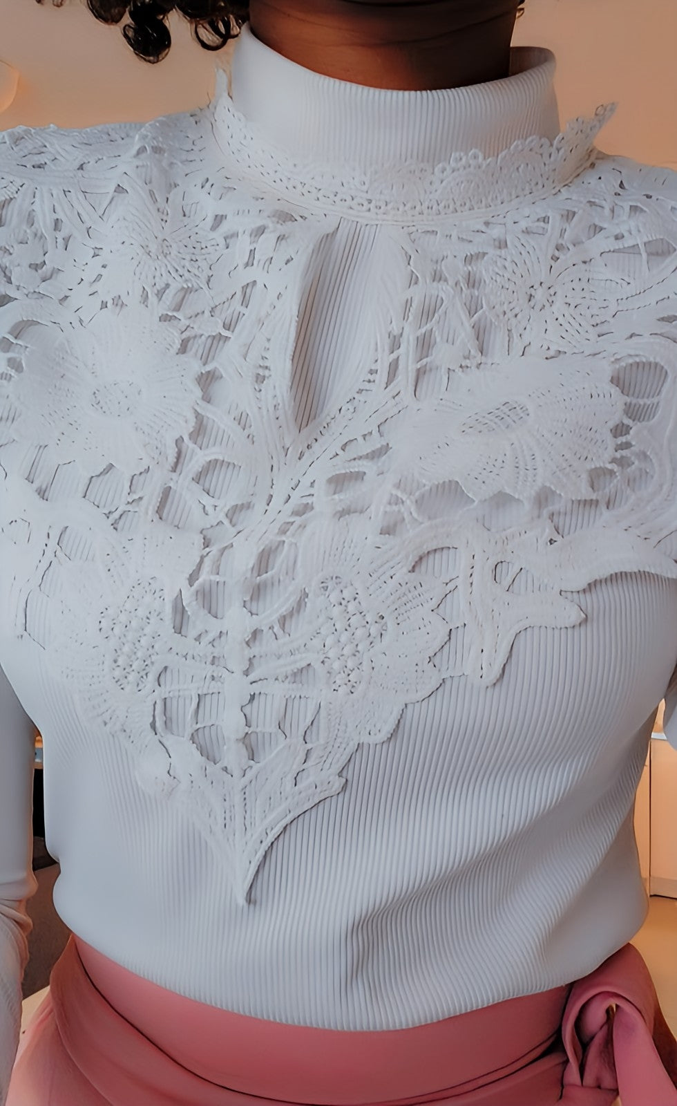 Haut élégant avec détails en dentelle